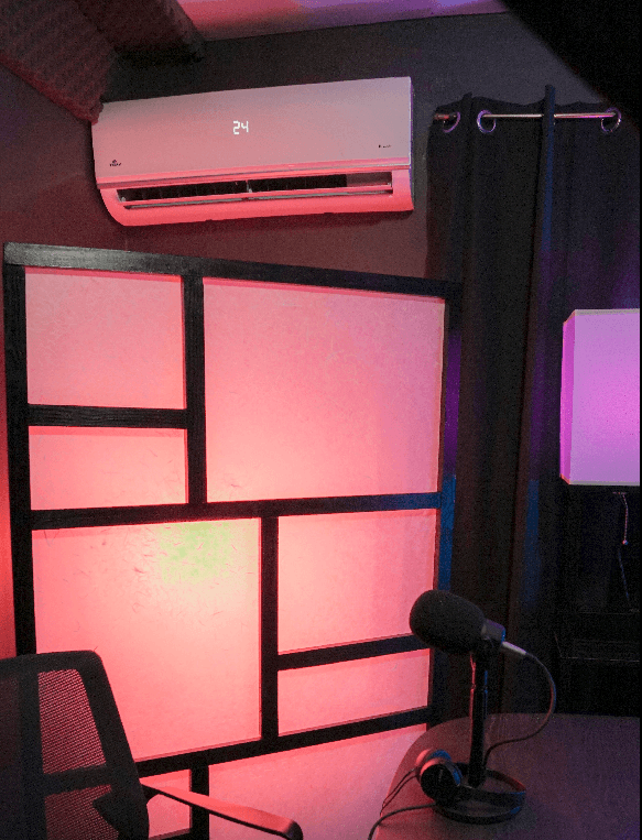 Split de ar-condicionado instalado em um ambiente decorado com iluminação ambiente
